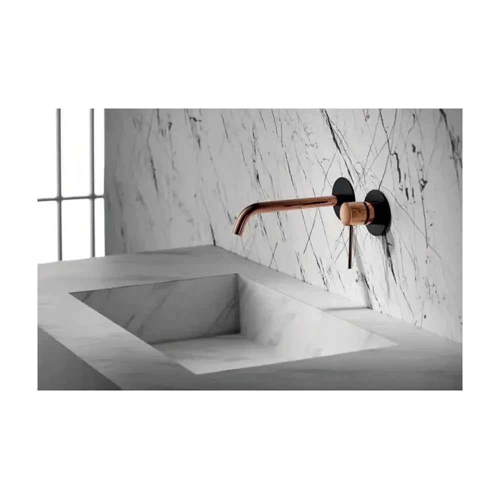 Grifo mural para lavabo en 2 cuerpos con un acabado negro y oro rosa Milos de Imex Imex