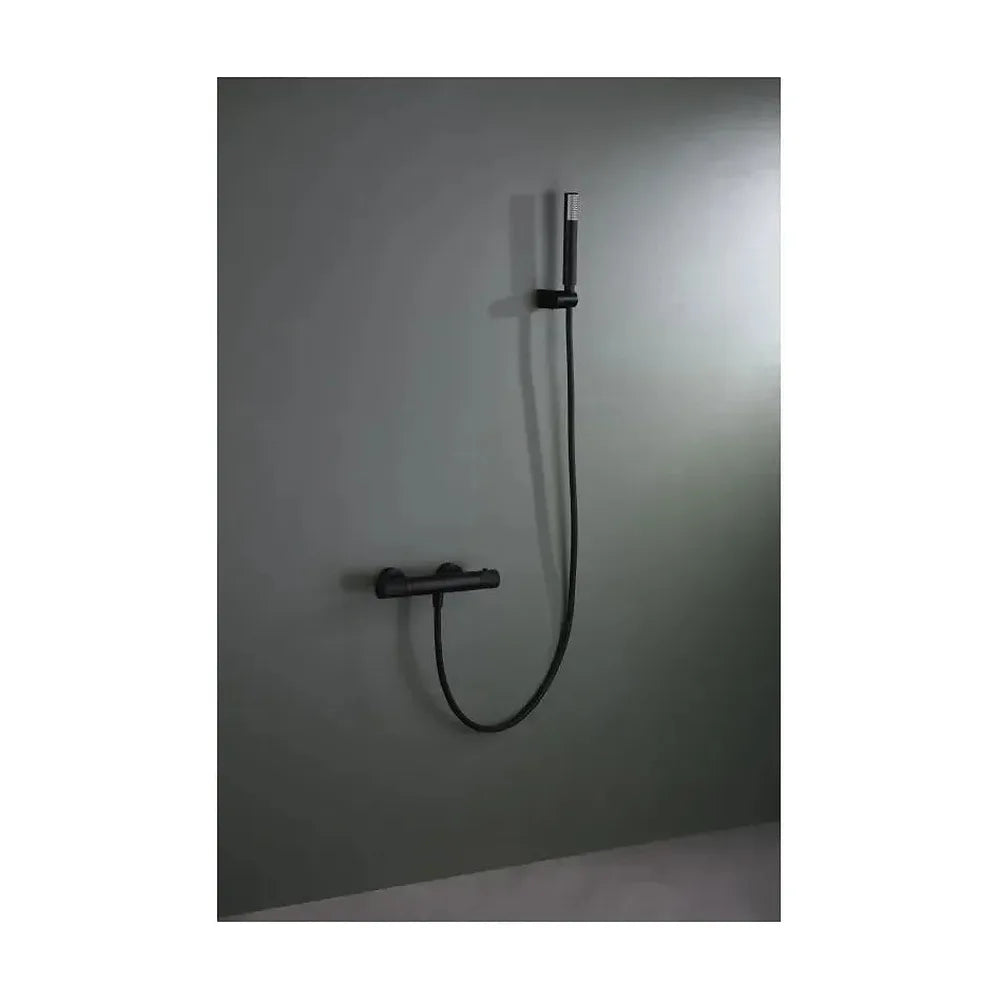 Detalle de acabado y materiales de Grifo para ducha termostático fabricado en latón de acabado negro mate Line de Imex