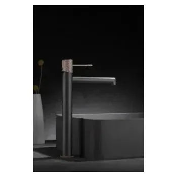 Detalle de acabado y materiales de Grifo para lavabo con un diseño de caño alto en color gris mate y champagne Line de Imex