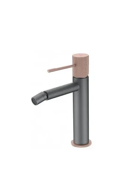 imex_line_grifo_con_un_diseño_de_monomando_para_bidé_de_color_gris_mate_y_champagne_0