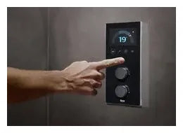 Panel inteligente para grifería de ducha de pared con instalación Smart Shower Roca 1