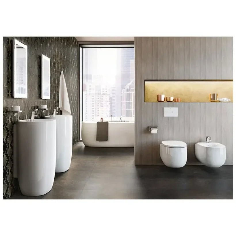 Roca Beyond Inodore avec technologie rimless et réservoir haut de 58 cm fabriqué en porcelaine de couleur blanche