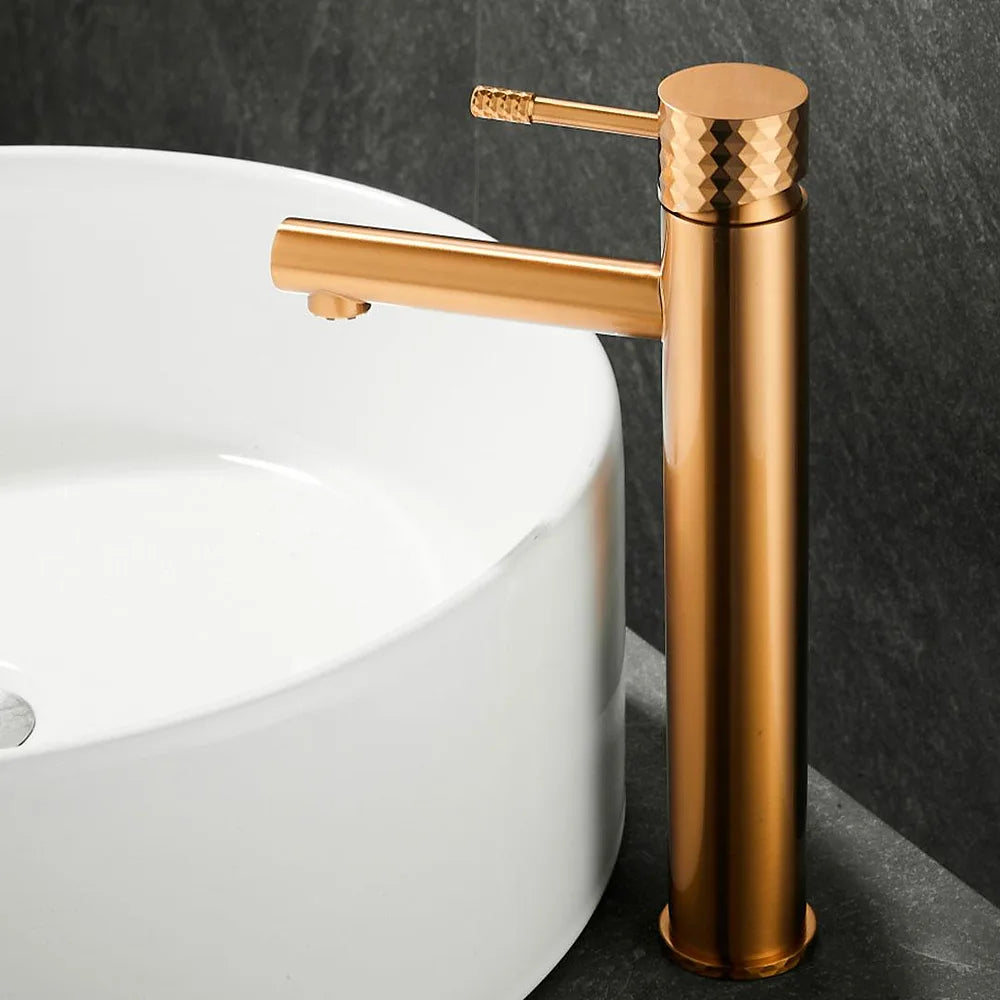 Plano o detalle técnico de Grifo de lavabo alto monomando para pica con maneta luxury en dorado cepillado Birim de Valaz