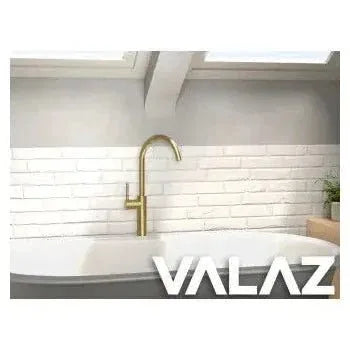 Vista principal de Grifo para bañera exento giratorio con llave monomando en latón dorado cepillado Ebro de Valaz