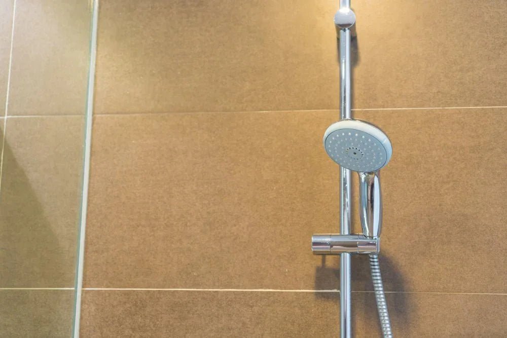 Columna de ducha moderna con grifer├¡a termost├ítica y rociador tipo lluvia.