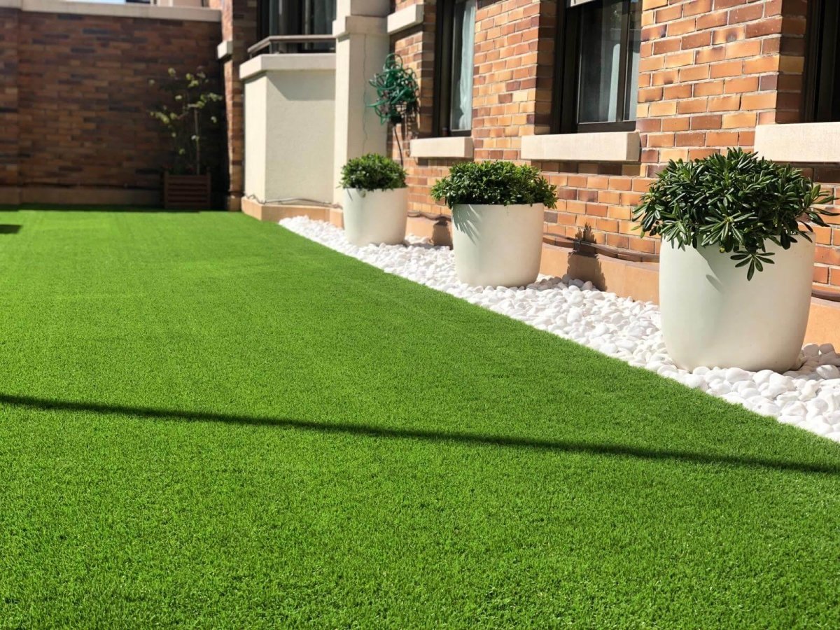 Césped y plantas artificiales