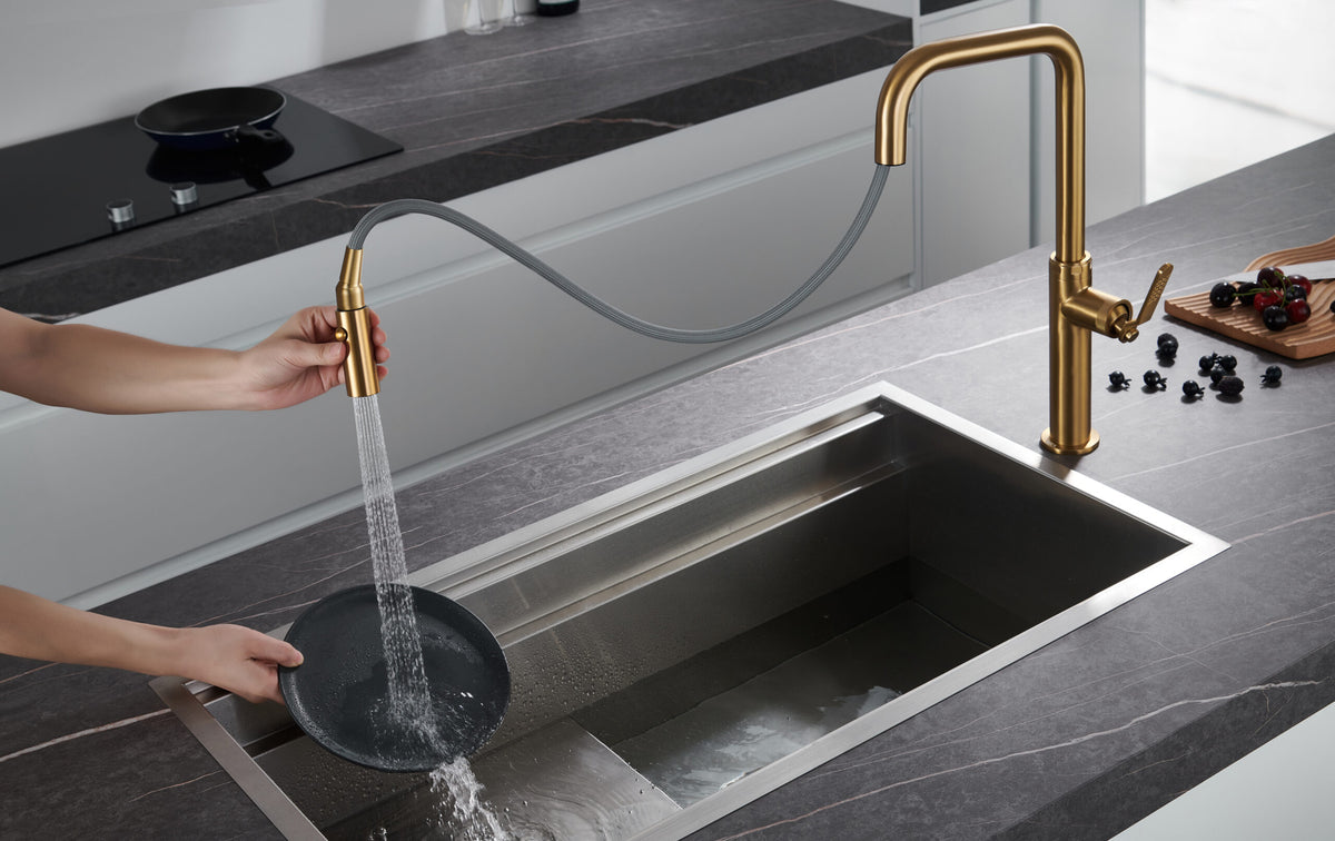 Rubinetto da cucina monocomando estraibile con diffusore doppio getto finitura oro spazzolato Niza di Imex