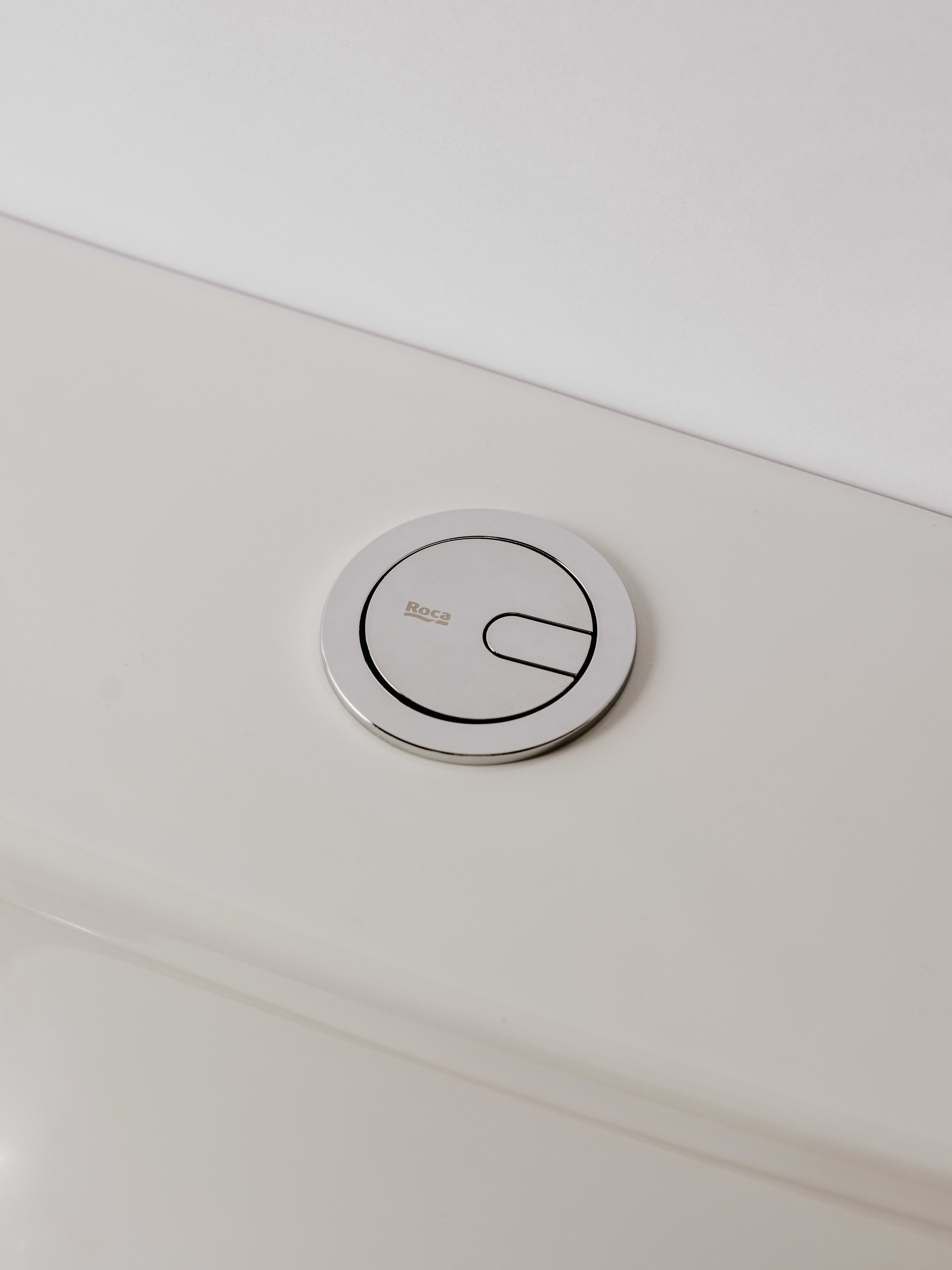 Inodoro de tanque bajo salida dual y diseño adosado a pared en acabado Ona Rimless Roca Blanco Brillo