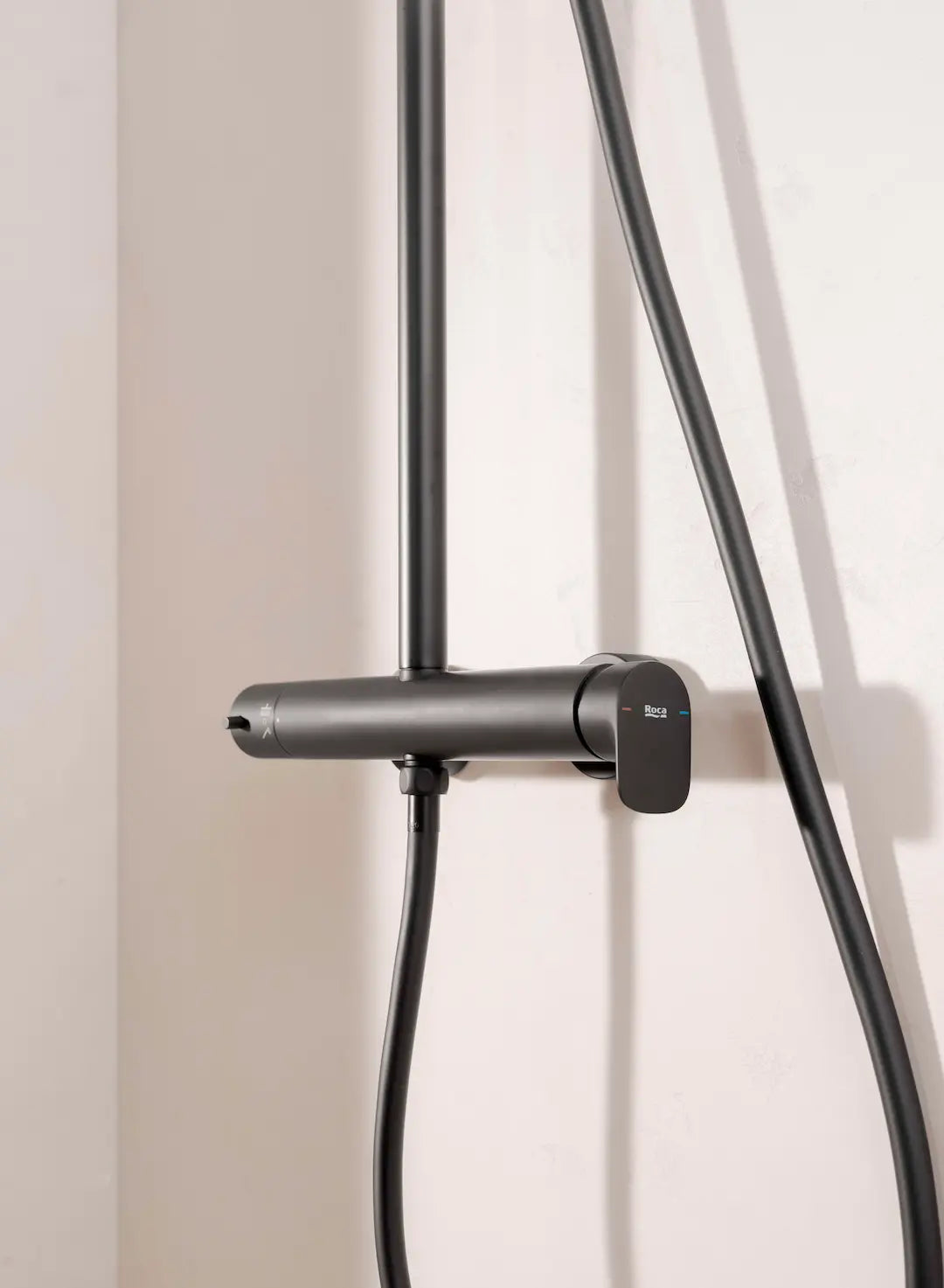 Columna de Ducha Mixer Tap Regulable en Altura para Pared con Rociador Circular Vega 31x97cm Negro Mate Roca