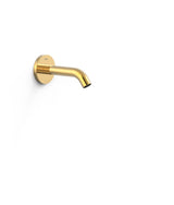 Caño fijo de pared con toma de agua regulable en profundidad acabado dorado Complementos Tres