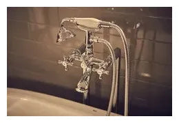 Conjunto de grifo para bañera y ducha bimando con caño fijo a pared cromado Carmen Roca 1