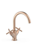 Grifo alto bimando para lavabo con volantes en latón acabado oro rosa mate MONTBLANC TRES