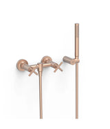 Grifo bimando mural de latón con ducha de mano acabado en oro rosa mate 24K MONTBLANC TRES