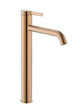 Grifo monocomando de lavabo con caño alto de diseño en acabado oro rosa Ona Roca