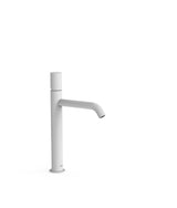 Grifo monomando alto para lavabo con color blanco mate y latiguillos flexibles Study Tres