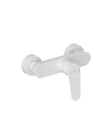 Torneira de chuveiro monocomando com cartucho cerâmico fabricada em latão com acabamento branco mate Fine Källa