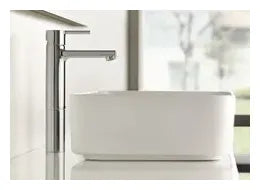 Grifo monomando de lavabo con acabado cromado y caño mezzo plus Naia Roca 1