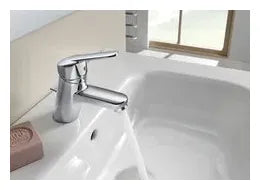 Grifo monomando de lavabo con desagüe automático con acabado cromado Victoria Roca 1