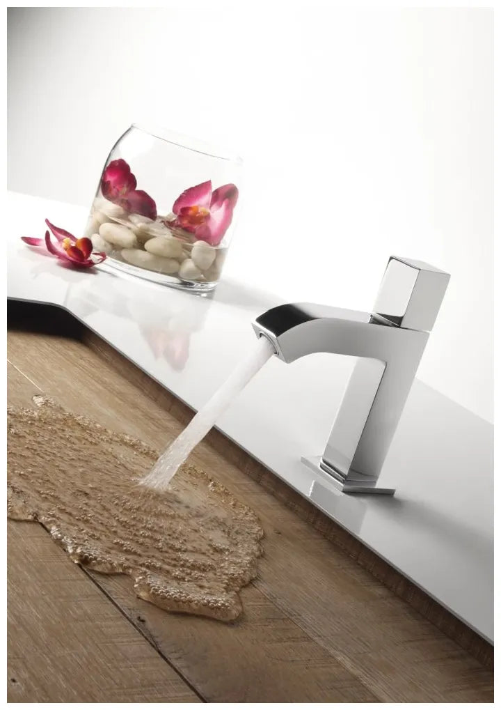 Grifo monomando de lavabo con diseño de cubo y acabado cromado para agua fría Cuadro TRES 1