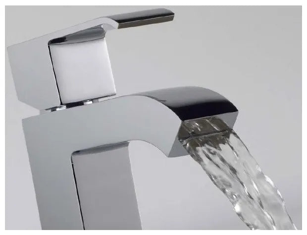 Grifo monomando para lavabo de latón con acabado cromado L Cuadro TRES 2