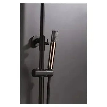 Detalle de funcionamiento de Columna de ducha con una barra extensible de diseño moderno en color negro mate y oro rosa...