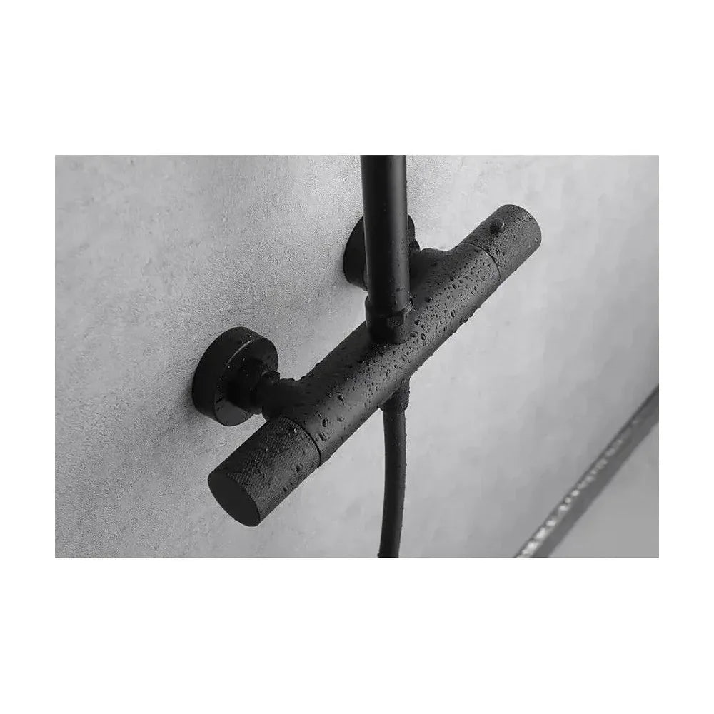 Vista principal de Columna para ducha de pared con un diseño termostático de acabado negro mate Line de Imex