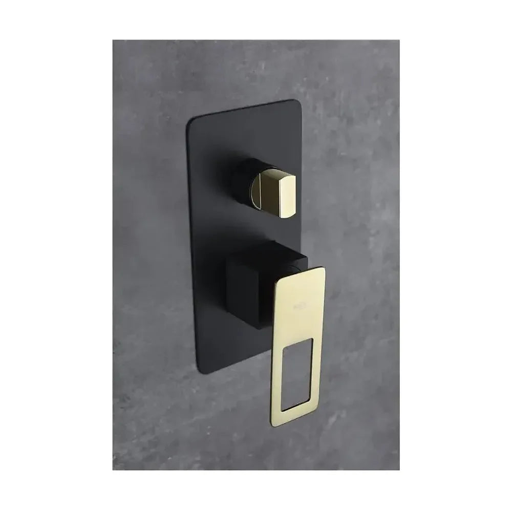 Detalle de funcionamiento de Conjunto de ducha empotrada con un diseño moderno de acabado negro y oro Suecia de Imex