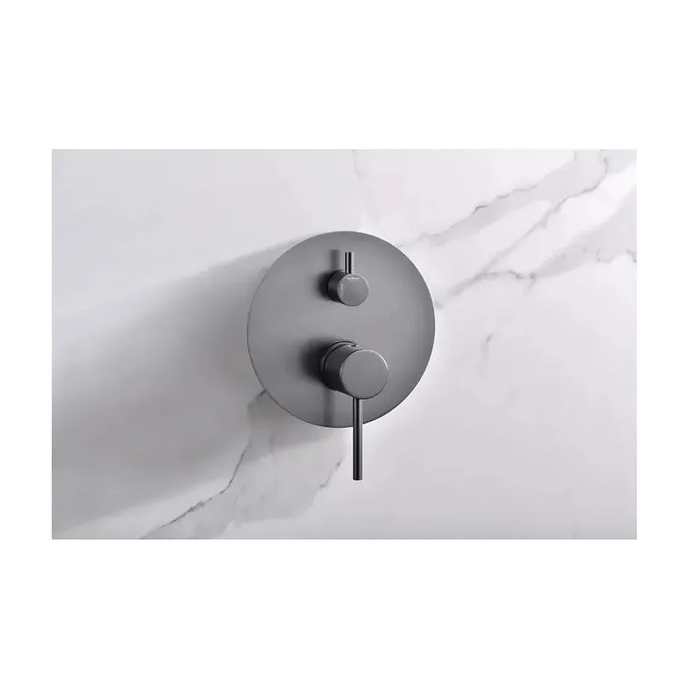 Detalle de acabado y materiales de Conjunto de grifo empotrado de 2 vías con ducha de mano fabricado en acero y latón...