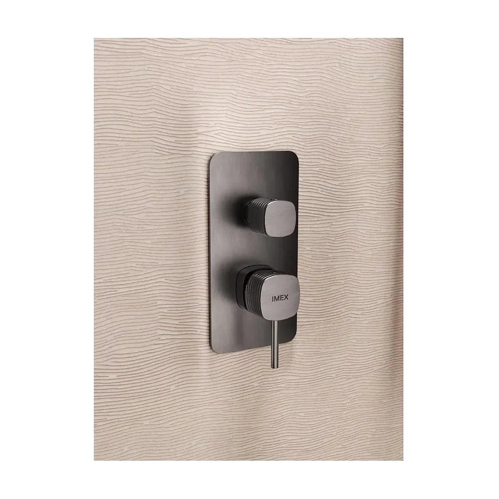 Detalle del cabezal o conexiones de CONJUNTO DUCHA MONOMANDO EMPOTRADO FIRENZE BLACK GUN METAL IMEX