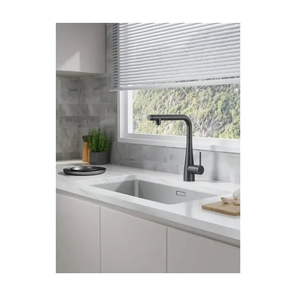 Vista principal de Grifería de cocina monomando fabricada en latón cuenta con un acabado en negro mate Split de Imex