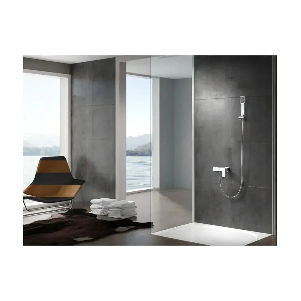 Vista principal de Grifería monomando con mango y flexo para ducha hecha de latón con acabado cromado Pisa de Imex