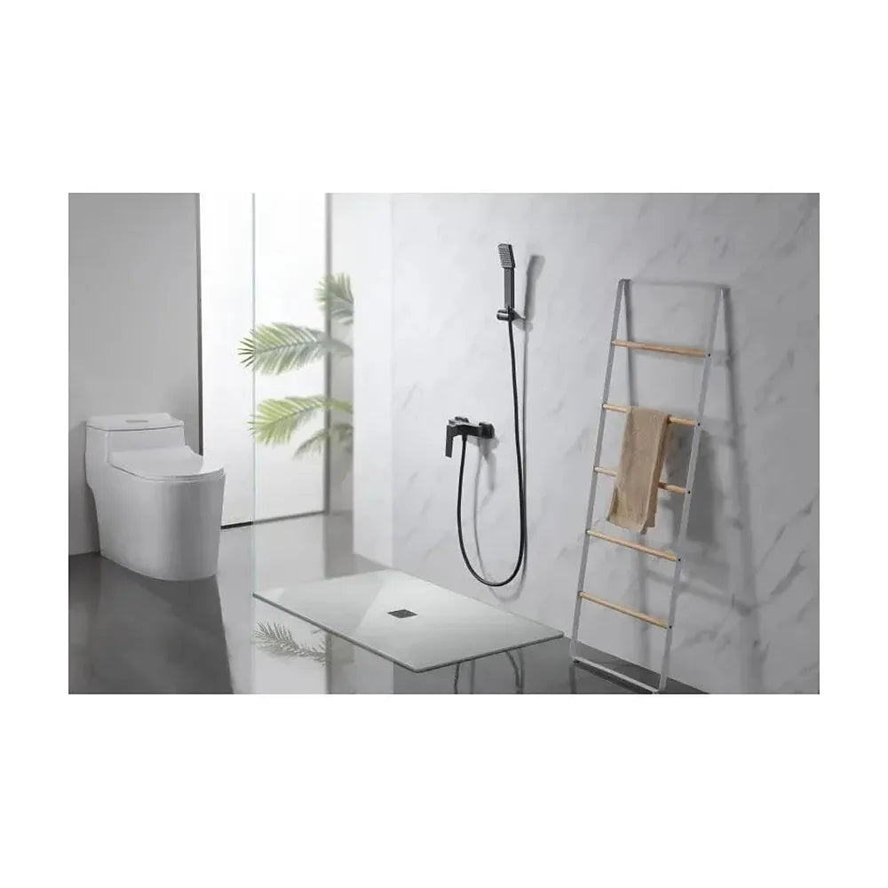 Vista principal de Grifería monomando para ducha con mango y flexo hecha de latón con acabado negro metalizado Art de Imex