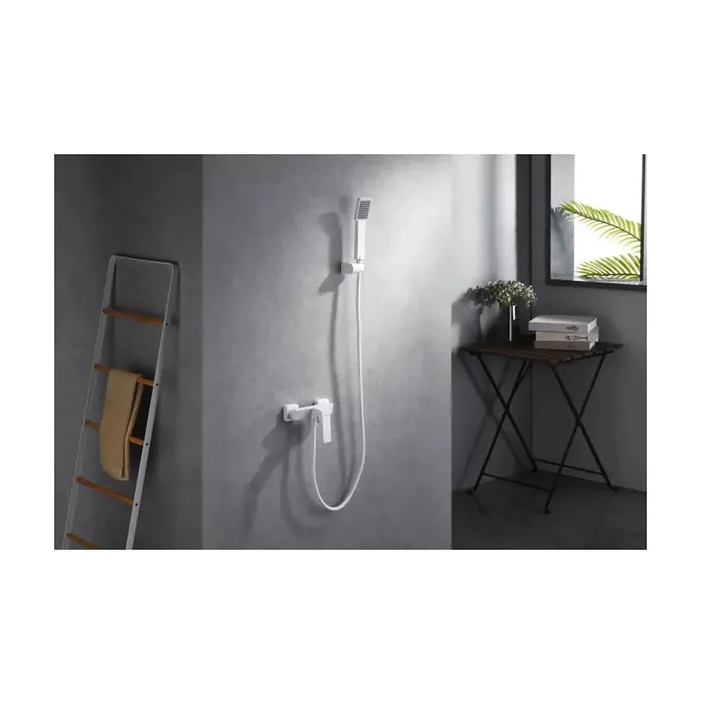 Vista principal de Grifería monomando para ducha con mango y flexo hecha de latón con acabado blanco mate Art de Imex