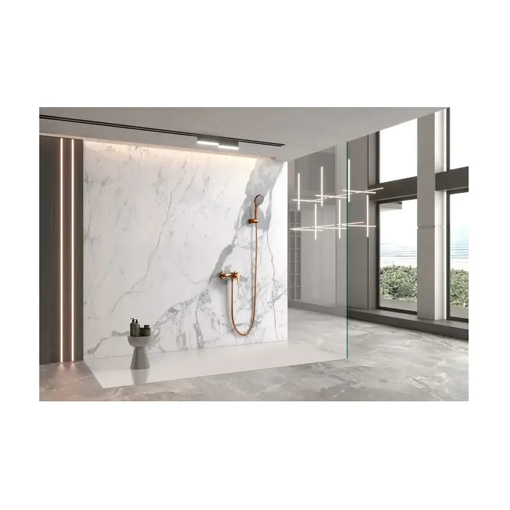 Vista principal de Grifería monomando para ducha con mango y flexo hecha de latón con acabado oro rosa cepillado Roma de Imex