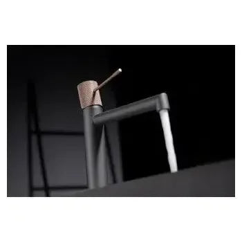 Vista lateral y perspectiva de Grifo con un diseño de monomando para lavabo de color gris mate y champagne Line de Imex