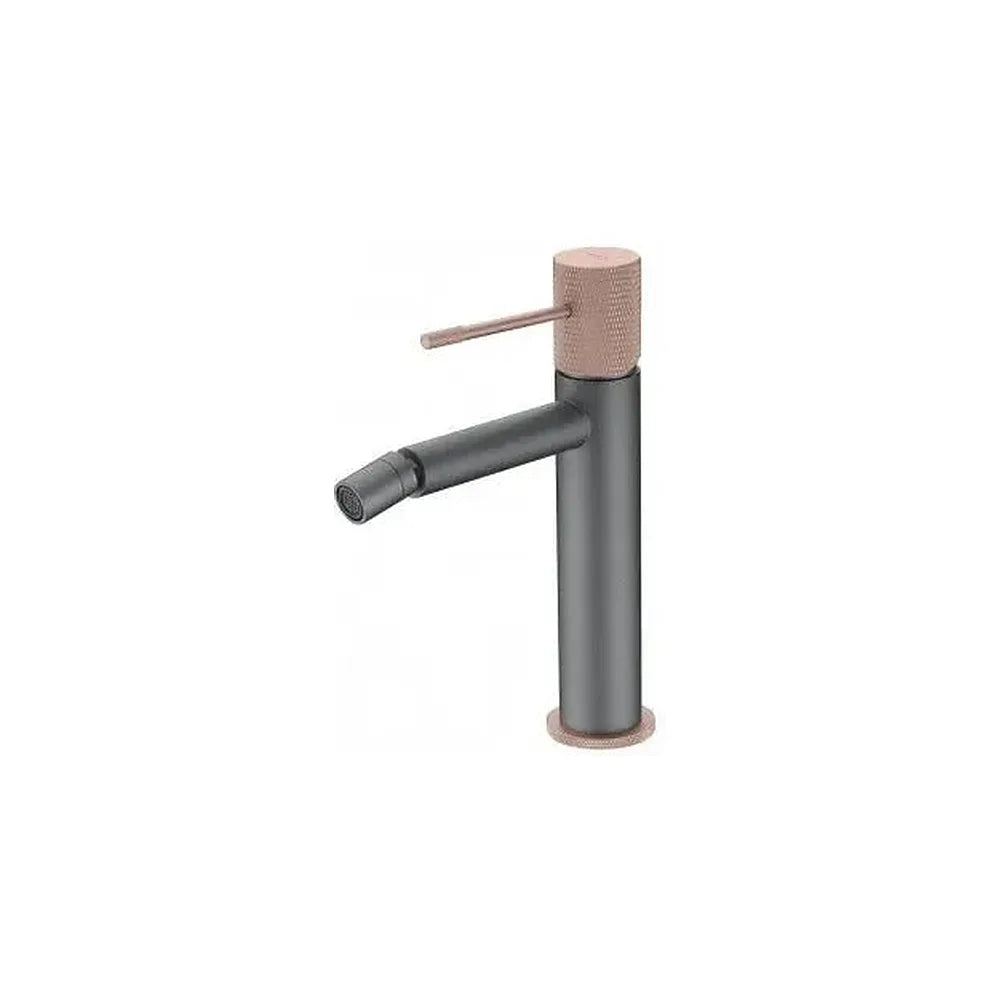 Grifo con un diseño de monomando para bidé de color gris mate y champagne Line de Imex Imex