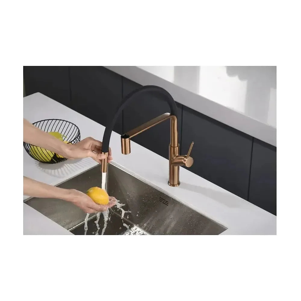 Vista principal de Grifo de cocina monomando de caño flexible con acabado negro mate y oro rosa cepillado Sena de Imex