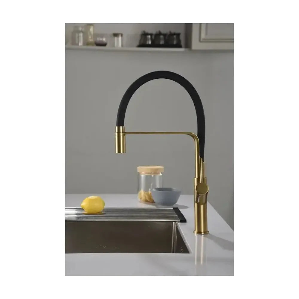 Vista principal de Grifo de cocina monomando de caño flexible con acabado negro mate y oro cepillado Sena de Imex