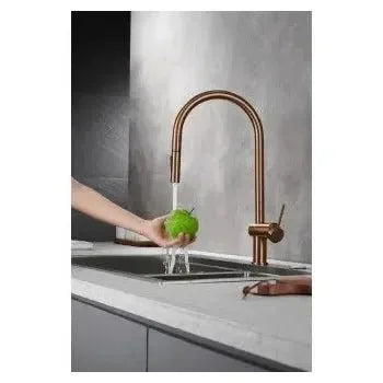 Vista trasera o instalación de Grifo de cocina monomando extraíble difusor doble jet de acabado oro rosa cepillado Berna...