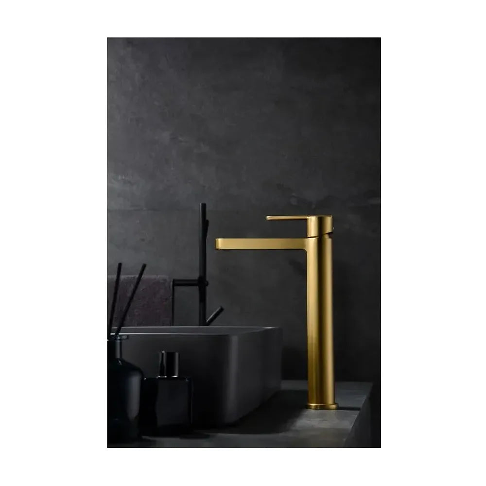 Vista principal de Grifo monomando caño alto para lavabo hecho de latón con acabado oro cepillado Roma de Imex
