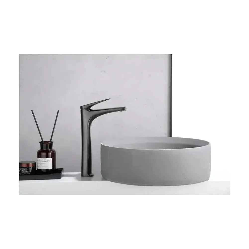 Vista principal de Grifo monomando con caño alto para lavabo fabricado en latón con acabado negro metalizado Delos de Imex