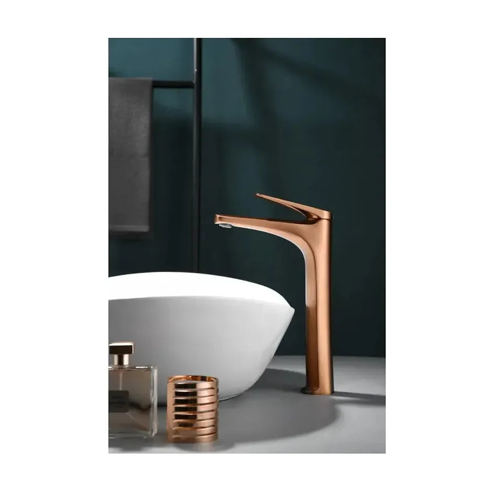 Vista principal de Grifo monomando con caño alto para lavabo fabricado en latón con acabado oro rosa cepillado Delos de Imex