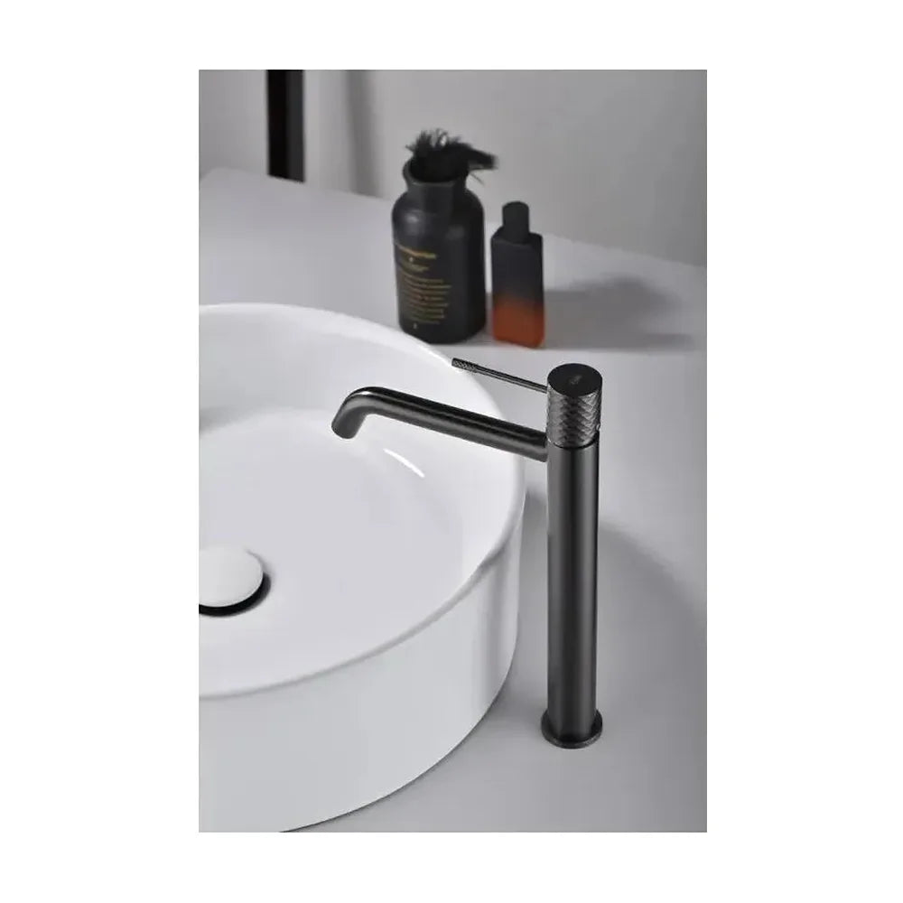 Vista lateral y perspectiva de Grifo monomando con caño alto para lavabo hecho de latón con acabado negro metalizado...