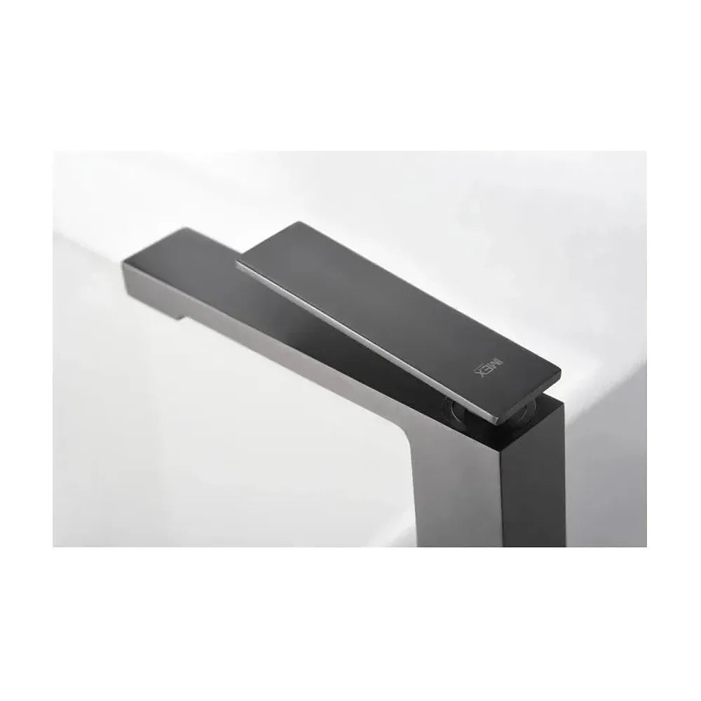 Vista principal de Grifo monomando con caño alto para lavabo hecho de latón con acabado black gun metal Pisa de Imex