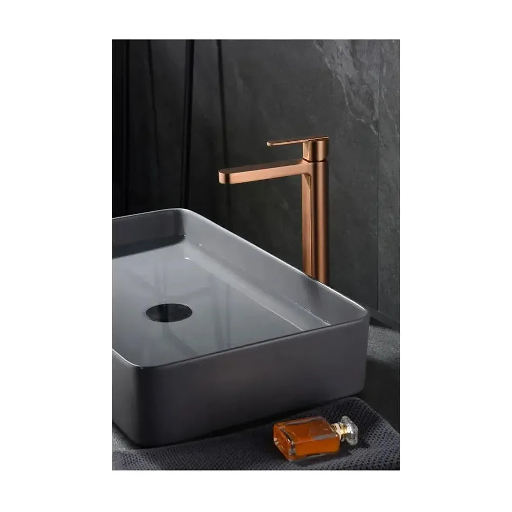 Vista principal de Grifo monomando con caño alto para lavabo hecho de latón con acabado oro rosa cepillado Roma de Imex