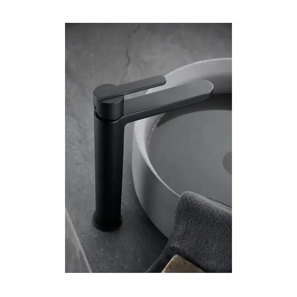 Vista principal de Grifo monomando con caño alto para lavabo hecho de latón con acabado negro mate Roma de Imex