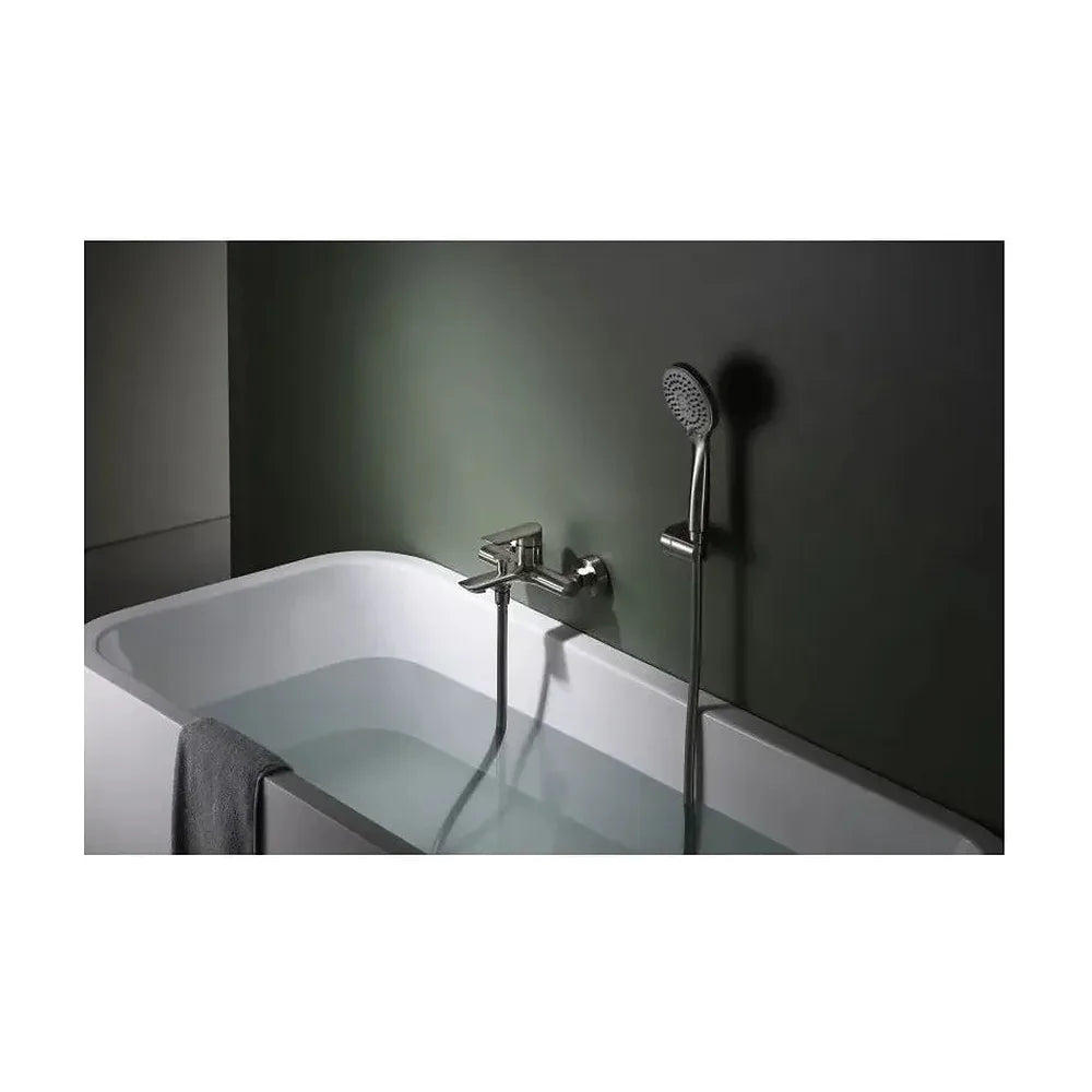 Vista trasera o instalación de Grifo monomando de bañera y ducha con un cartucho cerámico en color níquel cepillado Ural...