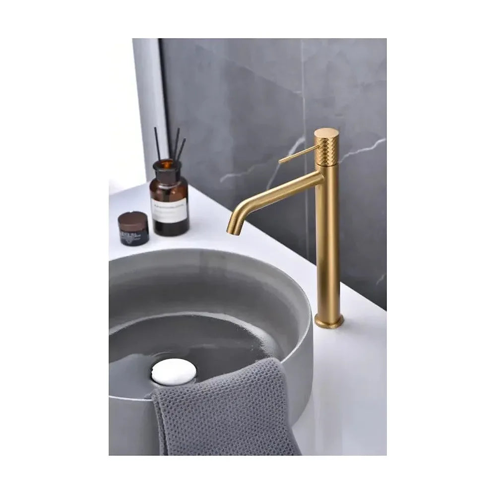 Vista lateral y perspectiva de Grifo monomando de caño alto para lavabo en latón con acabado oro cepillado Genova de Imex