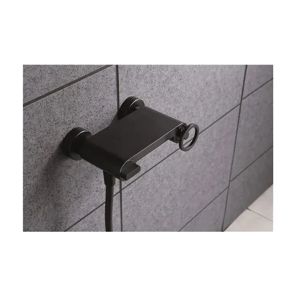 Detalle de acabado y materiales de Grifo monomando de ducha con un diseño empotrable y un acabado negro mate Olimpo de Imex