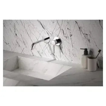Detalle de acabado y materiales de Grifo monomando de pared con un diseño moderno apto para su uso en lavabos y en...
